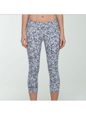 Lululemon Wunder Under Crop Not So Petite Fleur Silver Spoon/Silver Spoon, 6